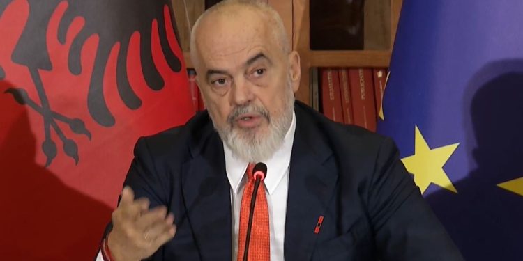 “Rama paralajmëron ndërtuesit: Nëse nuk respektohen rregullat për fasadat e ndërtimit, do të ndiqen masa ndëshkuese të plota; akuzon për keqpërdorim të punëtorëve si Hamasi, duke i trajtuar pa kushte themelore si ashensorët.”