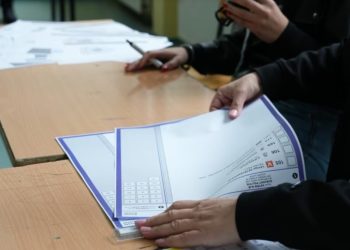 Raundi i dytë i zgjedhjeve lokale në Kosovë: 18 komuna do të shkojnë në balotazh më 9 nëntor, KQZ miraton listën e votuesve.