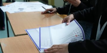 Raundi i dytë i zgjedhjeve lokale në Kosovë: 18 komuna do të shkojnë në balotazh më 9 nëntor, KQZ miraton listën e votuesve.