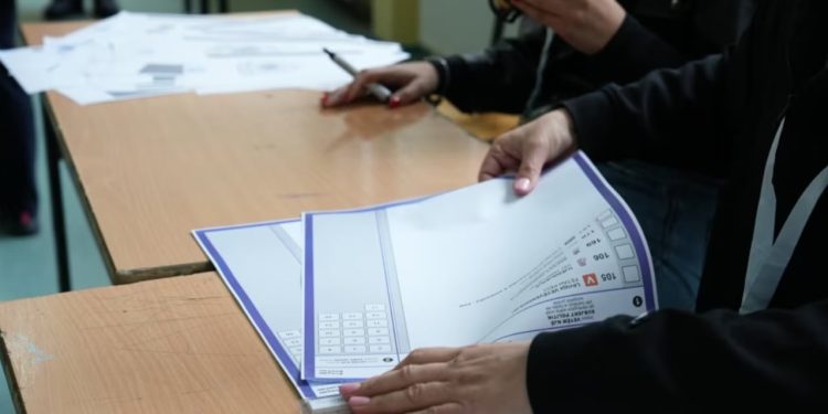 Raundi i dytë i zgjedhjeve lokale në Kosovë: 18 komuna do të shkojnë në balotazh më 9 nëntor, KQZ miraton listën e votuesve.