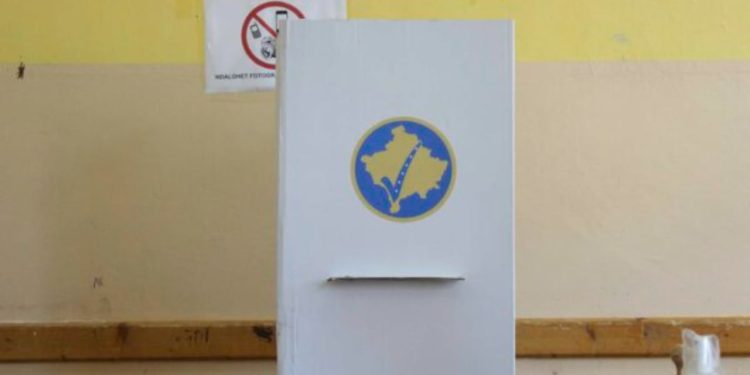 Raundi i parë i zgjedhjeve sjell rezultate: Kurti dhe PDK shpallen fitues në 3 komuna secila, LDK arrin të fitojë në 2 komuna dhe është në avantazh në 6 të tjera, ndërsa AAK merr 1 komunë dhe prin në 4 të tjera.