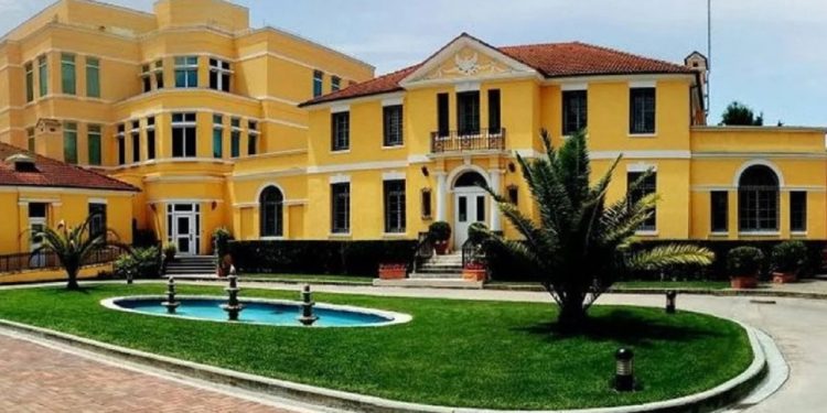 Reagimi i ambasadës amerikane në Tiranë ndaj bllokimit të qeverisë së SHBA-së