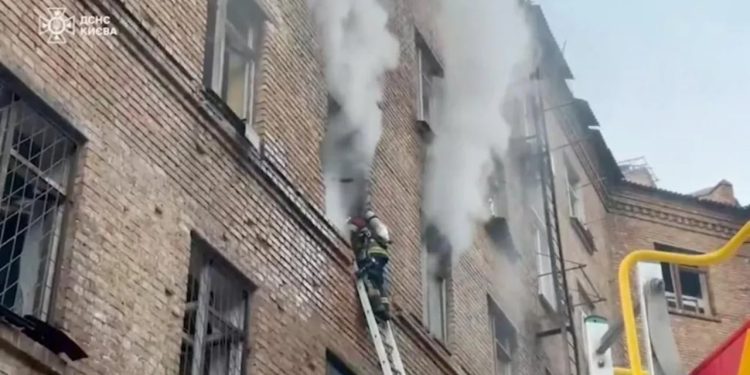 'Refuzoi një takim të pafrytshëm' / Trump shmangu negociatat me Putinin, Rusia sulmon Ukrainën, gjashtë të vdekur.