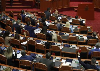 Rendi i ditës me 25 pika, Topalli: S’do të përfundojmë as deri nesër. Deputeti Gjoni: Mos e humbim kohën me 'e lagu, s’e lagu'.