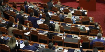 Rendi i ditës me 25 pika, Topalli: S’do të përfundojmë as deri nesër. Deputeti Gjoni: Mos e humbim kohën me 'e lagu, s’e lagu'.