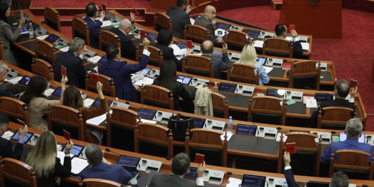 Rendi i ditës me 25 pika, Topalli: S’do të përfundojmë as deri nesër. Deputeti Gjoni: Mos e humbim kohën me 'e lagu, s’e lagu'.