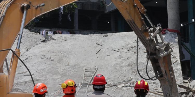 Rënia e shkollës islame në Indonezi/ 67 të vdekur, kryesisht adoleshentë djem.