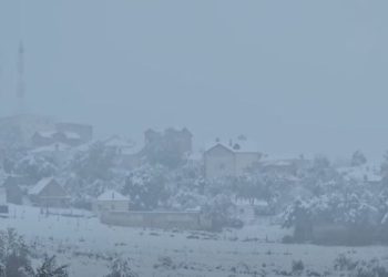 Reshjet e shumta të dëborës në Tropojë, dy të moshuar bllokohen në stan