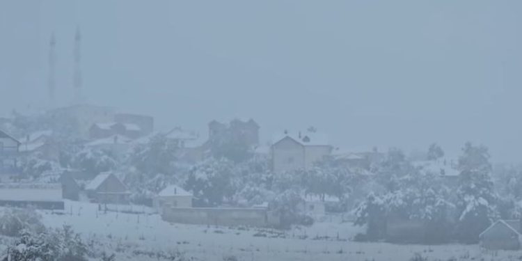 Reshjet e shumta të dëborës në Tropojë, dy të moshuar bllokohen në stan