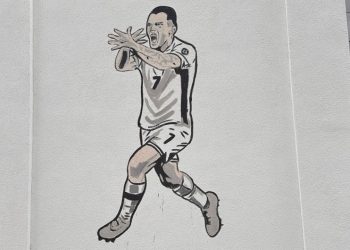 Rey Manaj emocionoi zemrat e shqiptarëve me golin e tij të rëndësishëm, ndërsa në Mitrovicë e nderojnë me një mural.