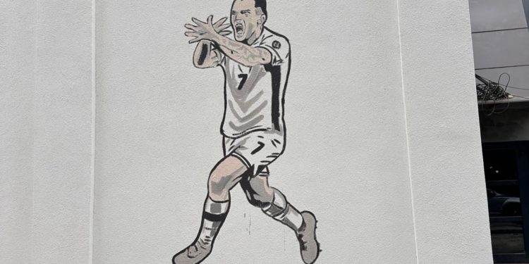 Rey Manaj emocionoi zemrat e shqiptarëve me golin e tij të rëndësishëm, ndërsa në Mitrovicë e nderojnë me një mural.