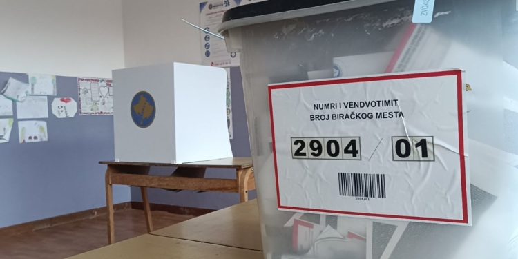 Rezultatet fillestare të KQZ-së në Kosovë: LDK kryeson me 600 vota në Prishtinë, Kurti siguron dy komuna në raundin e parë. PDK shpall fitoren në Suharekë dhe Skenderaj.
