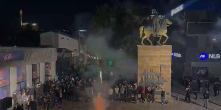 Rezultatet paraprake të zgjedhjeve në RMV, VLEN në avantazh në Çair të Shkupit dhe Tetovë, nis festimi i koalicionit shqiptar në Qeveri.