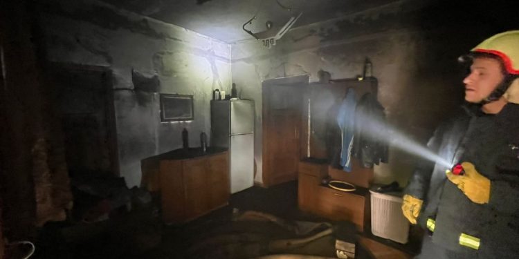 Risi mbi ngjarjen tragjike në Maliq: Zjarri shpërtheu në kuzhinë, fëmijët u gjetën të asfiksuar jashtë shtëpisë.