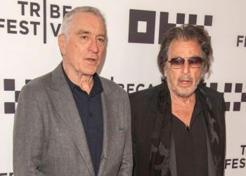 Robert De Niro dhe Al Pacino, miqtë e ngushtët, pozojnë bashkë pas një periudhe të gjatë.