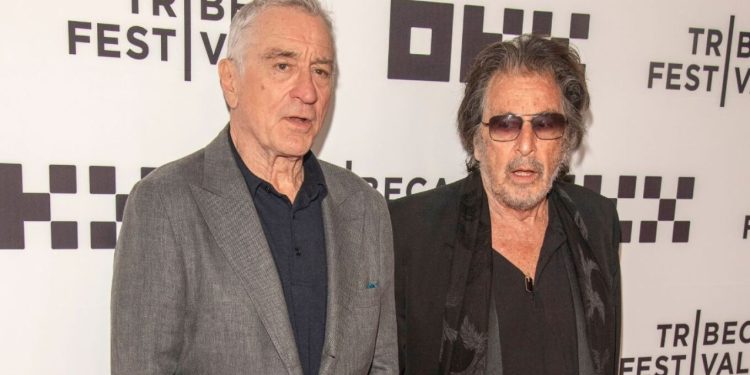 Robert De Niro dhe Al Pacino, miqtë e ngushtët, pozojnë bashkë pas një periudhe të gjatë.