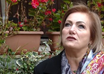 Rrëfimi i një nënë që përballoi kancerin: Historia e oficeres së policisë gjyqësore që triumfoi mbi sëmundjen duke shndërruar frikën në forcë.