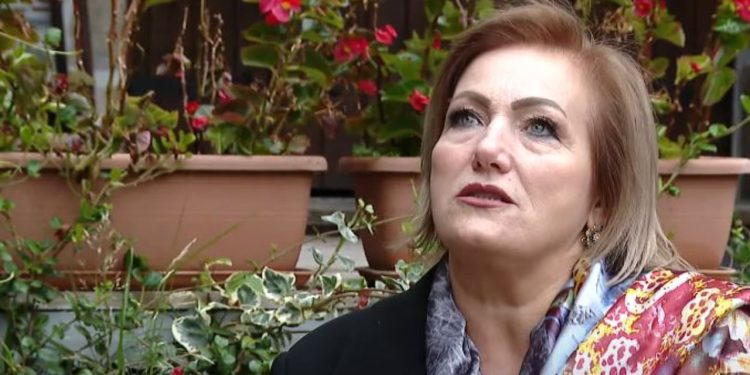 Rrëfimi i një nënë që përballoi kancerin: Historia e oficeres së policisë gjyqësore që triumfoi mbi sëmundjen duke shndërruar frikën në forcë.