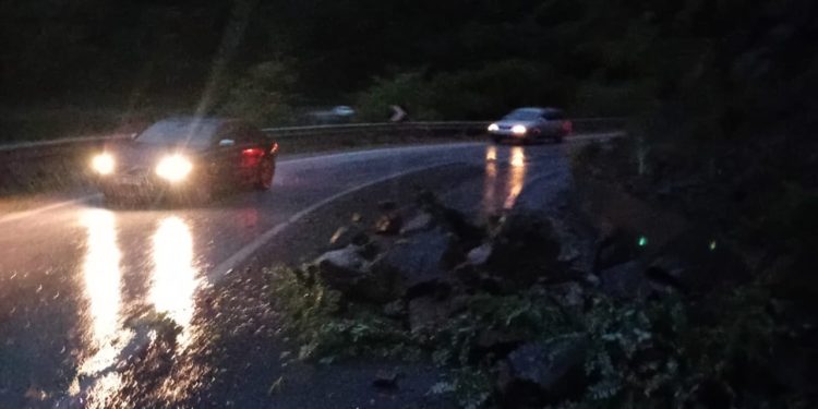 Rrëshqitje dheu dhe ndërprerje energjie, reshjet e mëdha të shiut shkaktojnë vështirësi në Kukës.