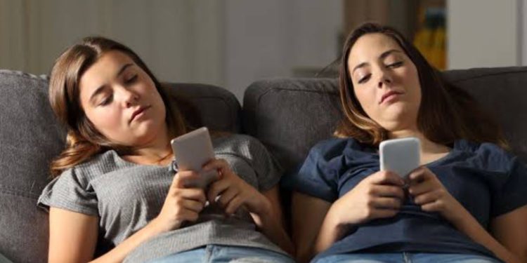 Rritja e rrezikut për sëmundje kronike tek adoleshentët për shkak të përdorimit të tepruar të pajisjeve elektronike.