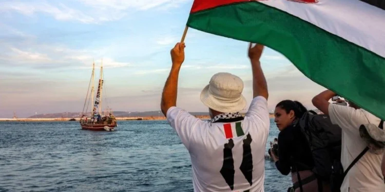 Rruga drejt Gazës për shpërndarjen e ndihmave, flota ushtarake bllokun anijen humanitare të Greta Thunberg.