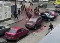 Rrugët e Moskës transformohen në arenë dhune, grupe emigrantësh me mjete ndihmës godasin qytetarët.