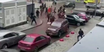 Rrugët e Moskës transformohen në arenë dhune, grupe emigrantësh me mjete ndihmës godasin qytetarët.