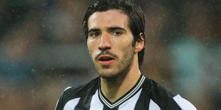 Rumoret për rikthimin e Sandro Tonalit në Serie A te Juventus, zbulohet e ardhmja e tij nga mediat angleze.