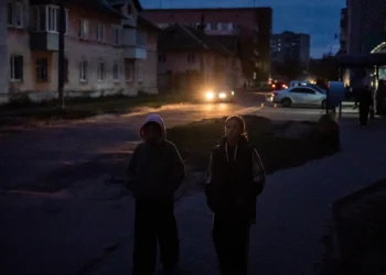 Rusia sulmon me dronë infrastrukturën energjetike të Ukrainës, duke lënë qindra mijëra qytetarë pa energji elektrike.