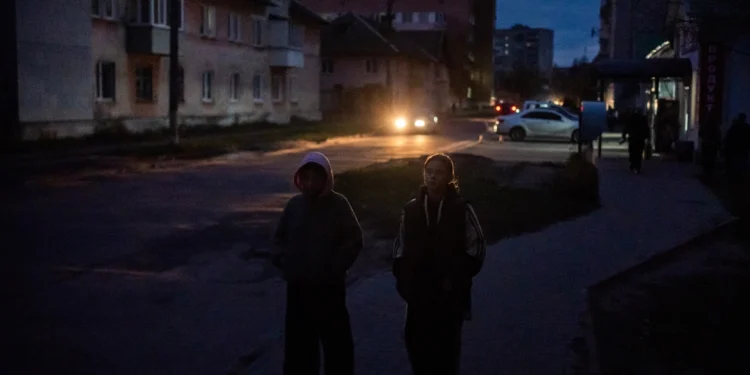 Rusia sulmon me dronë infrastrukturën energjetike të Ukrainës, duke lënë qindra mijëra qytetarë pa energji elektrike.