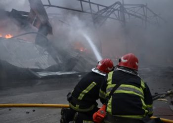 Rusia vazhdon bombardimet në Ukrainë, një person humb jetën dhe dhjetë të tjerë rezultojnë të plagosur në Kiev.