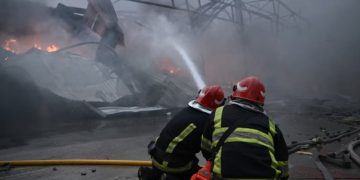 Rusia vazhdon bombardimet në Ukrainë, një person humb jetën dhe dhjetë të tjerë rezultojnë të plagosur në Kiev.