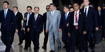 SHBA dhe Kina fillojnë bisedimet tregtare në Malajzi; Trump në drejtim të Azisë, takimi vendimtar me Xi Jinping nën pritje.