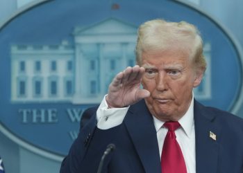 SHBA rrezikon të pezullojë ndihmën financiare; Trump e quan presidentin kolumbian një "lord të paligjshëm droge"