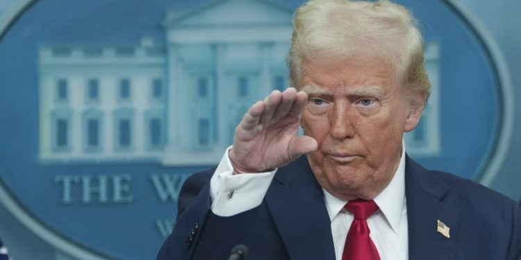 SHBA rrezikon të pezullojë ndihmën financiare; Trump e quan presidentin kolumbian një "lord të paligjshëm droge"