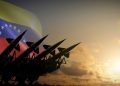 SHBA vendos aeroplanmbajtëse pranë Venezuelës, ndërsa Karakasi nis ushtrimet ushtarake për t’u mbrojtur nga operacionet amerikane.