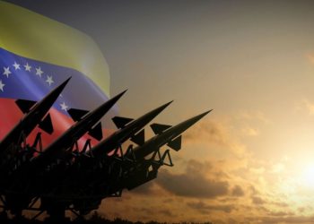 SHBA vendos aeroplanmbajtëse pranë Venezuelës, ndërsa Karakasi nis ushtrimet ushtarake për t’u mbrojtur nga operacionet amerikane.