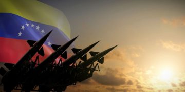 SHBA vendos aeroplanmbajtëse pranë Venezuelës, ndërsa Karakasi nis ushtrimet ushtarake për t’u mbrojtur nga operacionet amerikane.