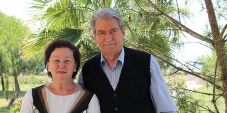 Sali Berisha dënon sot 81-vjetorin e lindjes, duke ndarë një foto me bashkëshorten e tij dhe e cilëson vjeshtën si stinën kurorë të jetës së tij.