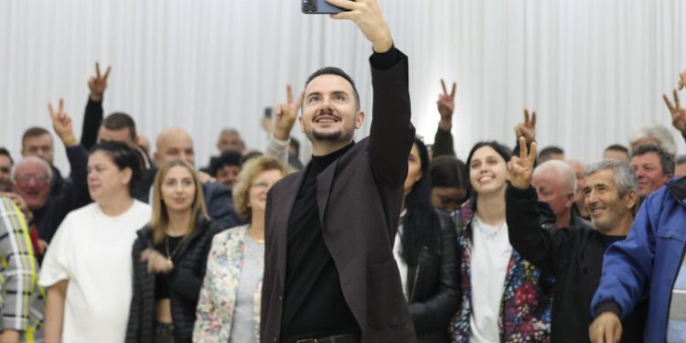 Salianji zhvillon një takim me mbështetësit e tij në Korçë: Në momentet kur politika duket se humbet kuptimin, fuqia e saj buron nga populli.