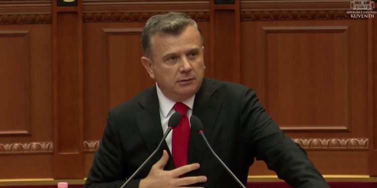 "Saliu është dhëndri i Serbisë, duke i shërbyer asaj" / Balla përgjigjet opozitës në Kuvend: Pse tifozët serbë e thërrisnin emrin e tij në Leskovac?