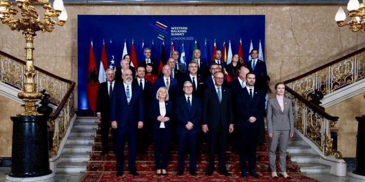 Samiti i Procesit të Berlinit: Kryeministri Rama shpërndan fotografi, Shqipëria kontribuon në bisedimet për bashkëpunimin në rajon.