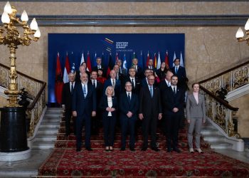 Samiti i Procesit të Berlinit në Londër, Rama me Starmer dhe Merz në një moment të përbashkët.