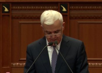 “Sarkozy u hetua për pesë vite pa ndalohet, Netanyahu…”, Xhafaj paraqet raste ndërkombëtare në Kuvend, kritikon prokurorët: ‘Arrestet me burg’ në Shqipëri, në nivele të larta.