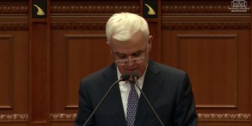 “Sarkozy u hetua për pesë vite pa ndalohet, Netanyahu…”, Xhafaj paraqet raste ndërkombëtare në Kuvend, kritikon prokurorët: ‘Arrestet me burg’ në Shqipëri, në nivele të larta.