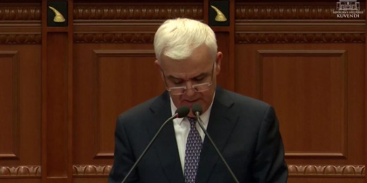 “Sarkozy u hetua për pesë vite pa ndalohet, Netanyahu…”, Xhafaj paraqet raste ndërkombëtare në Kuvend, kritikon prokurorët: ‘Arrestet me burg’ në Shqipëri, në nivele të larta.