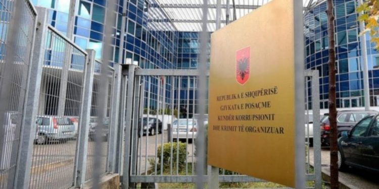 Seanca për Pëllumb Gjokën, Behar Brajoviç dhe Edmond Prekën/ Të akuzuarit nuk paraqiten, mbrojtësit kërkojnë vonesë të gjykimit