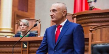 Seanca për ish-presidentin Meta shtyhet për shkak të mungesës së avokatit të Kryemadhit, ndërsa SPAK paraqet prova të reja.