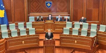 Seancë e jashtëzakonshme në Kuvendin e Kosovës: Kurti paralajmëron rrezikun e zgjedhjeve të reja pa buxhet.