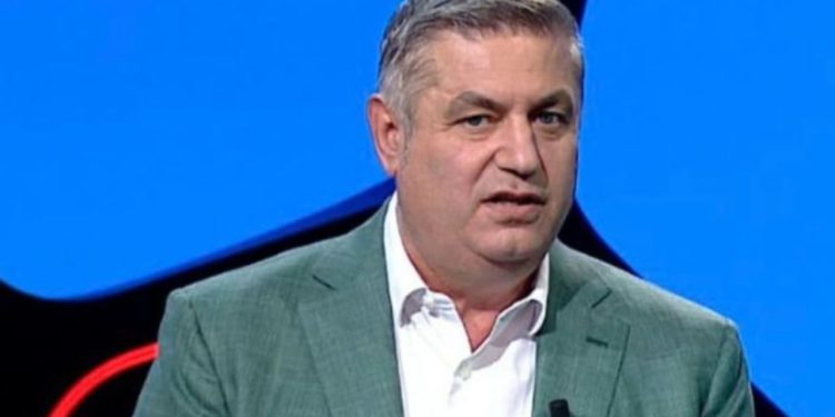 Serbët mbajnë Shakohoxhën për 3 orë në aeroport, gazetarët reagon: Më kishin vën në listën e zezë përkrah Marin Memës.